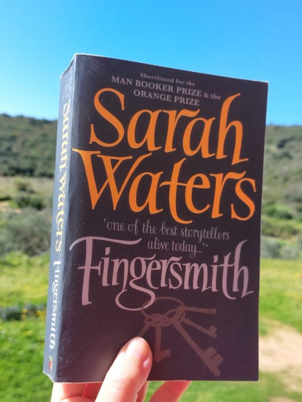 “Fingersmith” Sarah Waters (2002) Review | Girls in crime and in&nbsp;love