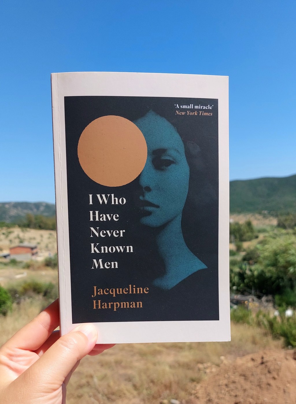『I Who Have Never Known Men』 ジャクリーン ハープマン, 1995年 レビュー | 40人の女性が地下牢で生かされている、なぜ